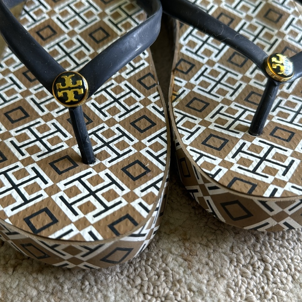 Tory Burch flip flops. EUC - Picture 2 of 3